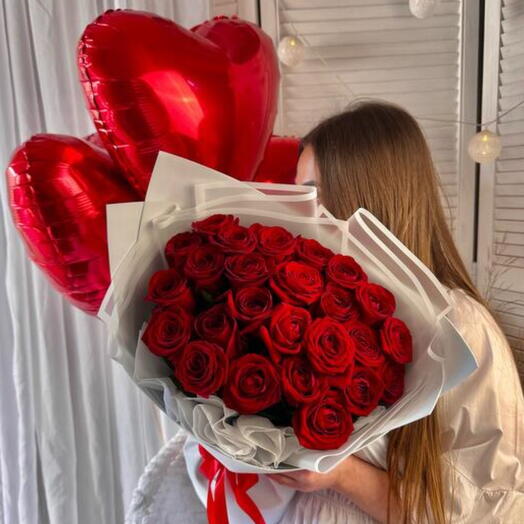 Набор  «Желание» из букета 25-ти красных роз и 3-х Шаров сердце