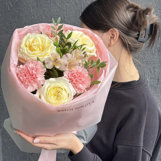 Нежный букет из шикарных роз и альстромерий 💕😍