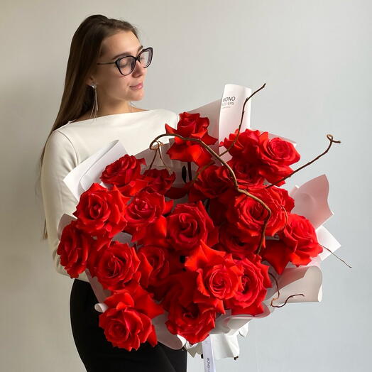 Букет из алых роз М