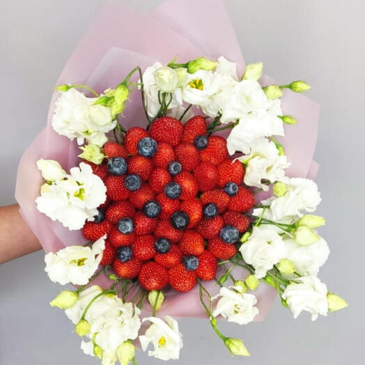 Букет из клубники и Лизиантус