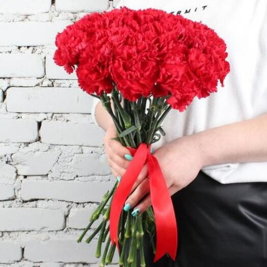 Bouquet of 29 red carnations