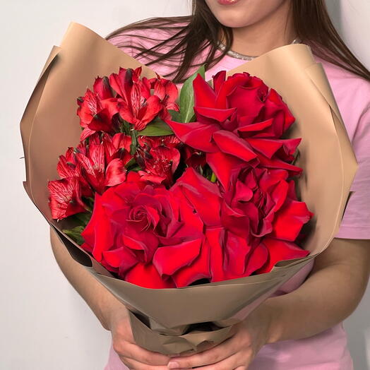 Эффектный букет из французских роз и альстромерий
