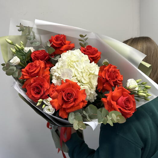 Красные розы, эустома и гортензия