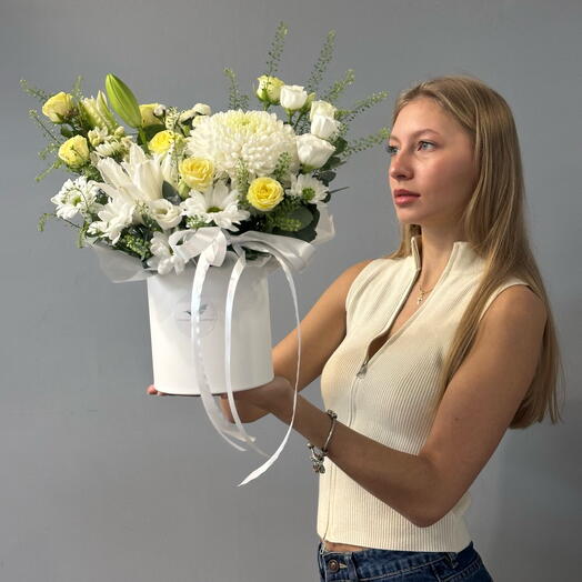 Цветы в коробке с хризантемой