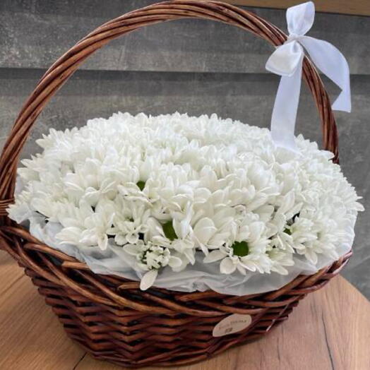 Корзинка с белыми ромашками