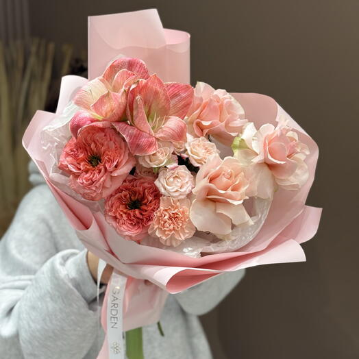 Авторский букет с амариллисом,розами Мандарин,французскими розами и диантусами