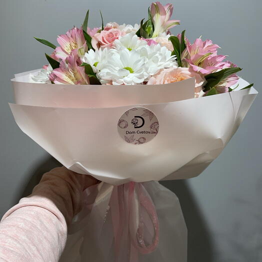 Букет с хризантемой и кустовыми розами