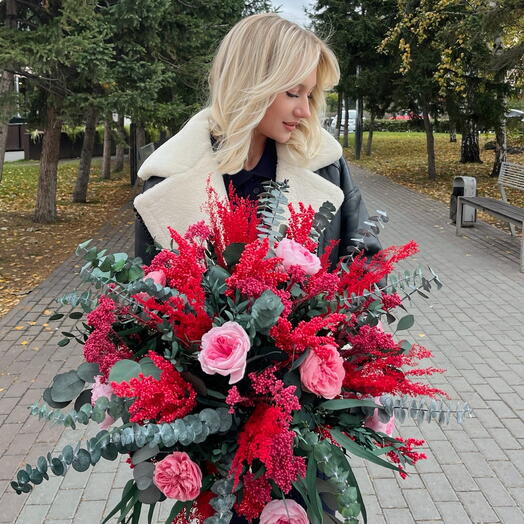 Пышный розовый букет в вазе