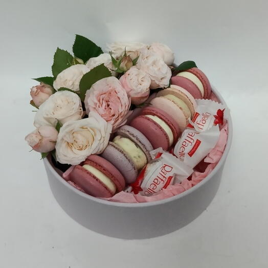 Flores en Caja con macarons y Rafaelo