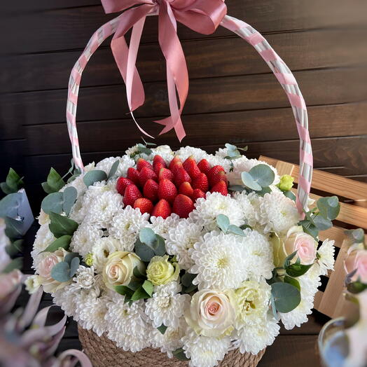 Корзина с клубникой и цветами