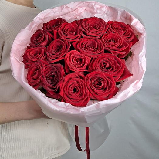 🥀Букет из 15 красных роз сорта Red Naomi в стильном оформлении
