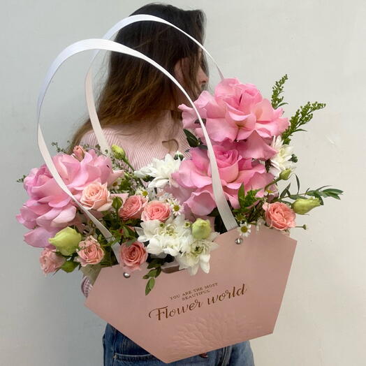 Французские розы и белые хризантемы в сумочке