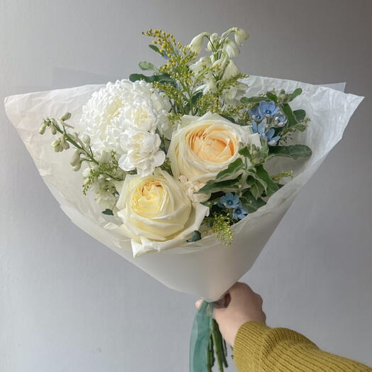 Нежный букет с розами и оксипеталумами