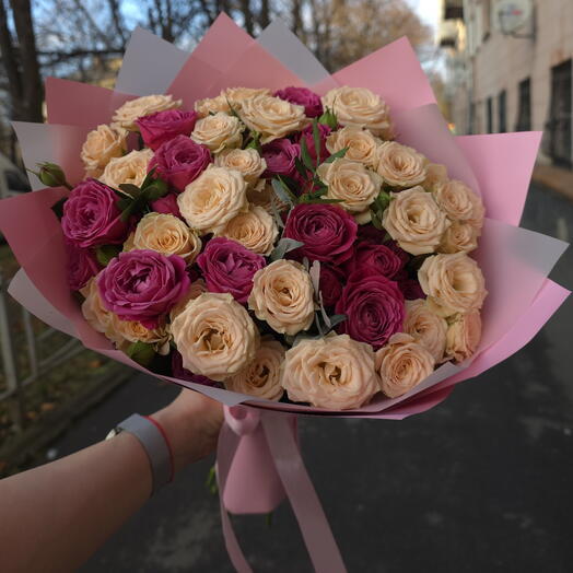 Микс кустовых роз с зеленью