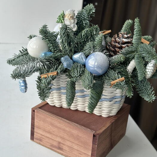 Композиция «Дед Мороз» в плетёном кашпо