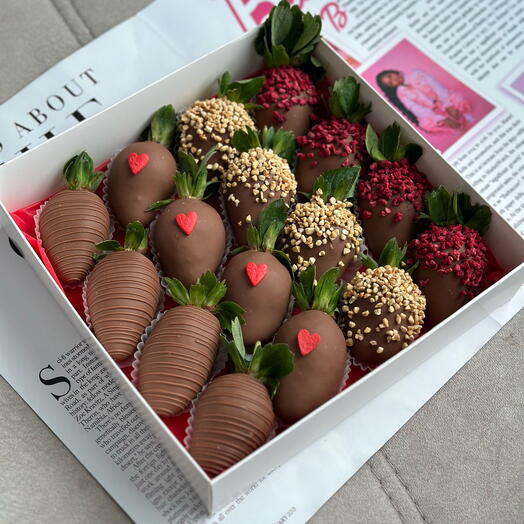 Chocolate-covered strawberries / strawberries in milk chocolate / gift / surprise for February 14