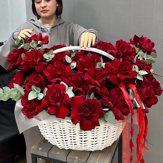 Корзина из французской розы с эвкалиптом