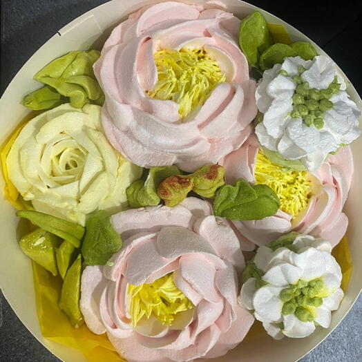 Коробка с зефирными пионами и розами