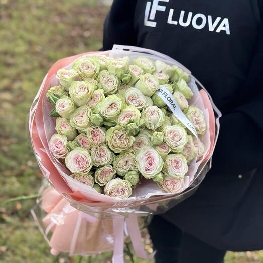 Букет кустовых пионовидных роз 11 веток