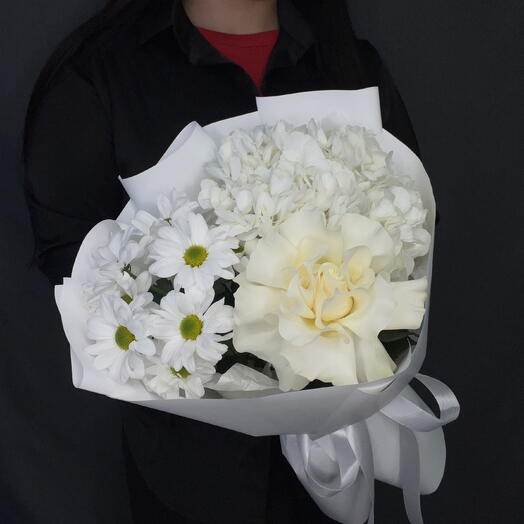 Нежный букет,кустовая хризантема ромашка,гортензия и французская белая роза