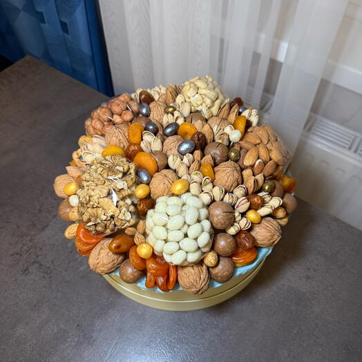 Бокс из орехов и сухофруктов