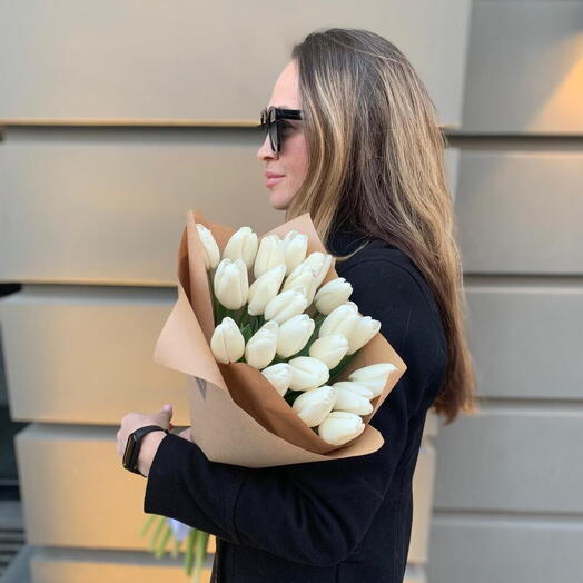 19 белых тюльпанов
