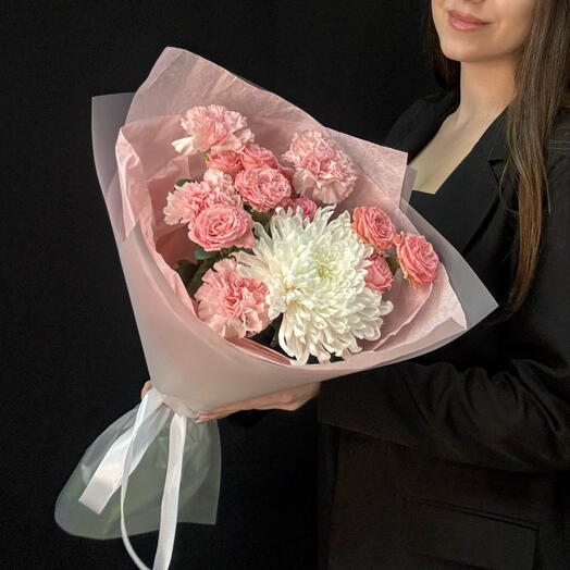 Букет из хризантемы, кустовых роз и диантусов (сб 053)