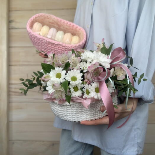 Цветы в корзине и набор зефира