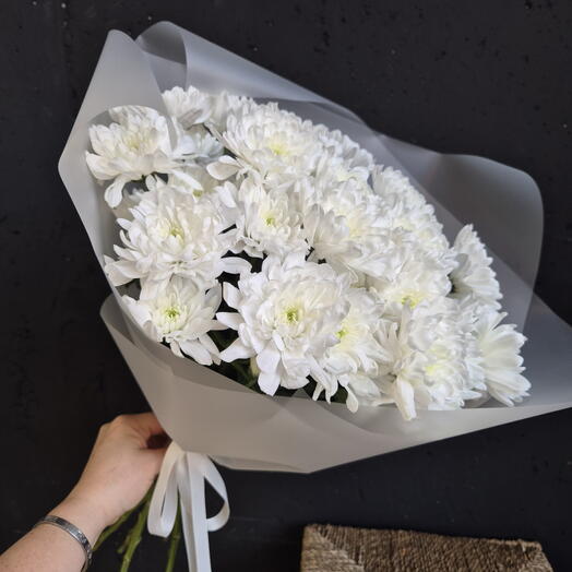 Лаконичный белый моно букет из кустовой хризантемы