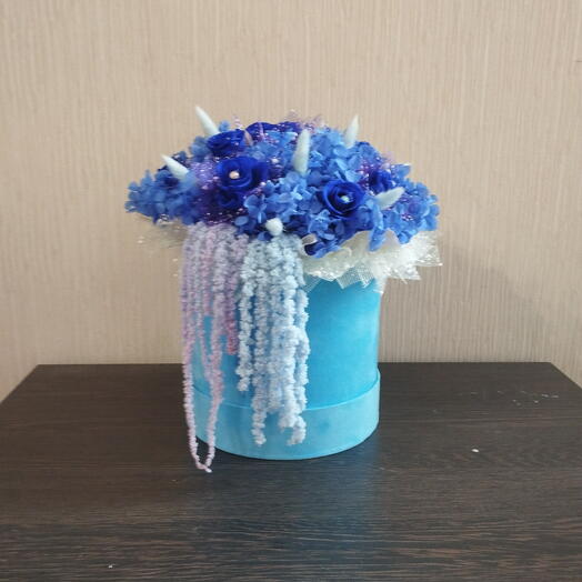 Стабилизированные розы в шляпной коробке