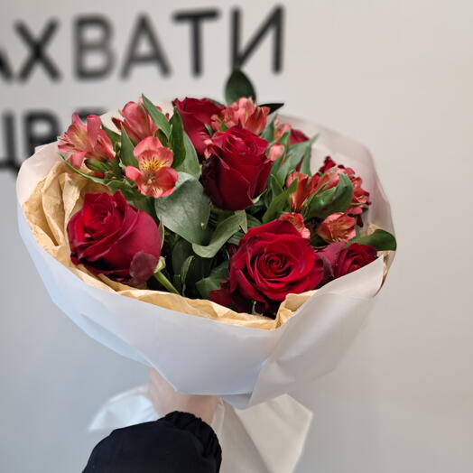 Красивые розы и альстромерия