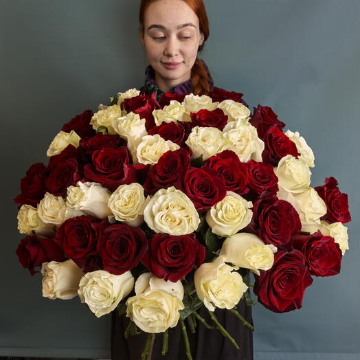 51 роза белая красная под ленту