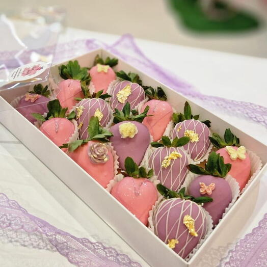 15 Клубник в бельгийском шоколаде с шоколадным цветами