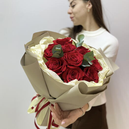 9 красных роз с эвкалиптом