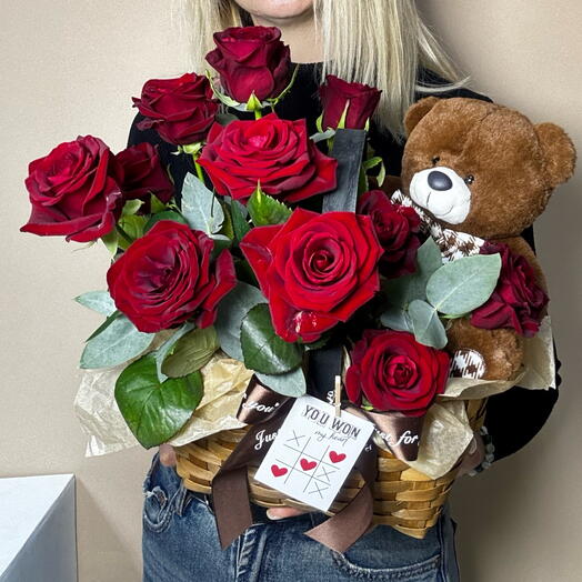 Подарочная корзина на 14 февраля — плюшевый мишка и 11 алых роз Red Naomi