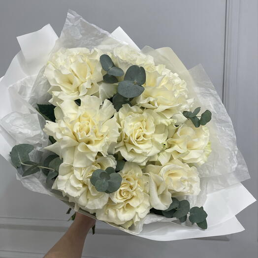 Белый букет французская Роза мондиаль и эвкалипт