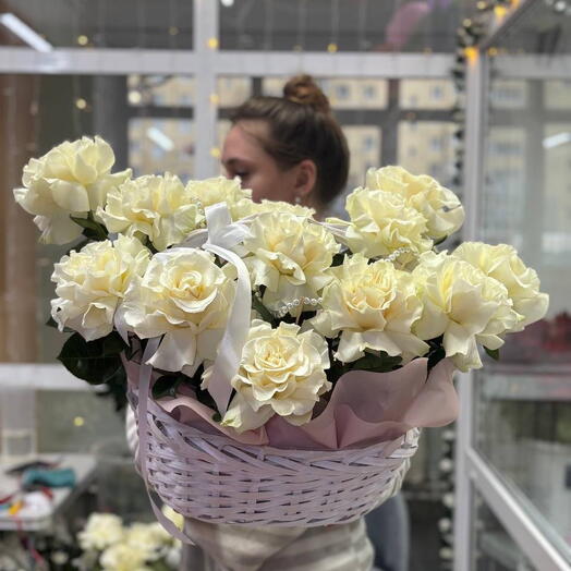 Корзина с белыми французскими розами