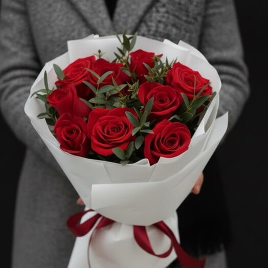 9 czerwonych róż Explorer   bukiet z zieleni Pistacia / Bukiet z 9 czerwonych róż Explorer