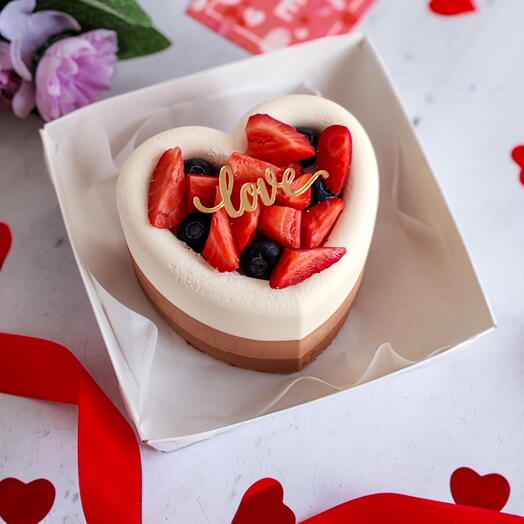 Муссовый Бенто-торт Три шоколада с ягодным декором и топпером love"в подарок девушке, подруге, сестре, жене