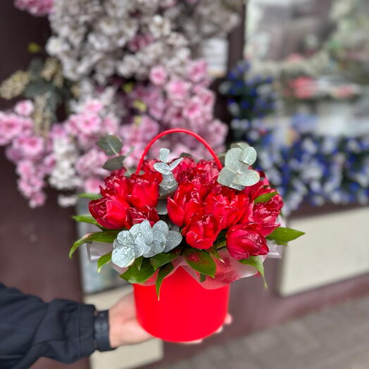 Композиция с красными тюльпанами
