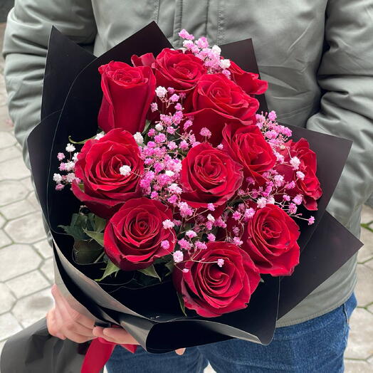 Букет из 11 красных роз и гипсофил