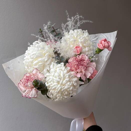 Нежный букет с хризантемой бигуди и диантусом