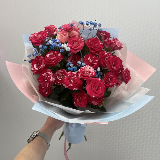 Букет из кустовых роз и гипсофилы