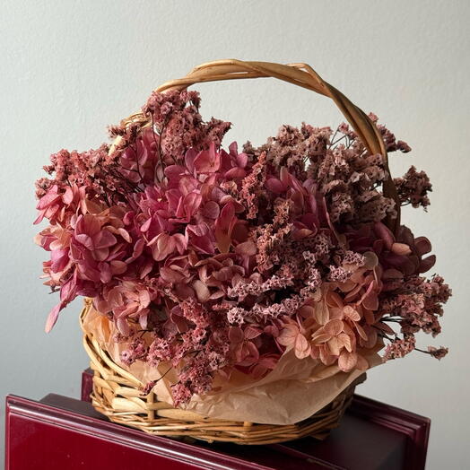 Корзинка с гортензией и лимониумом «cherry pink»