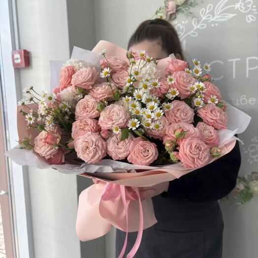 Шикарный букет из кустовых роз,ромашек и диантусов (16)(21)(33)
