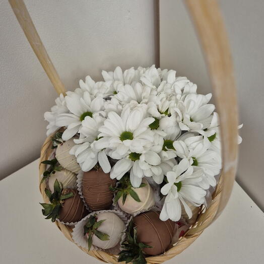 Композиция из клубники в шоколаде в корзинке "Нежное утро"