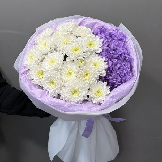 Букет из хризантем и гортензия