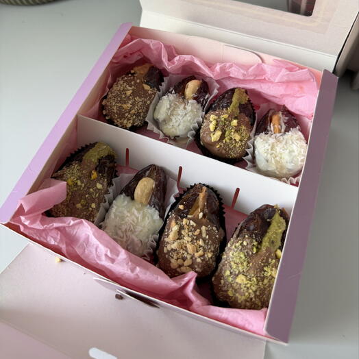 Финики в бельгийском шоколаде CALLEBAUT с начинками ассорти, 8 шт