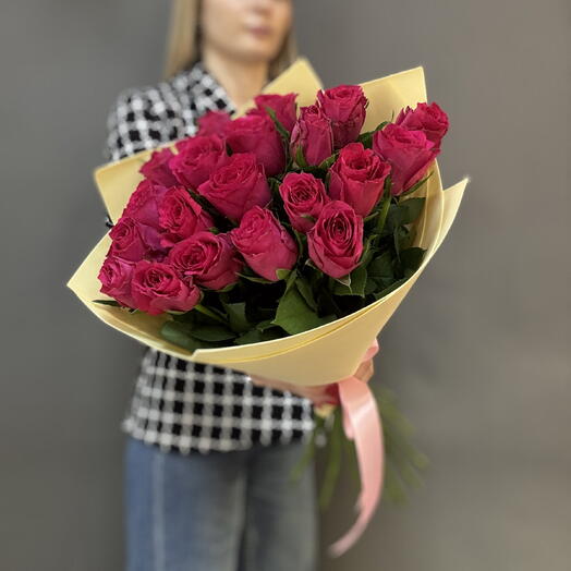 Букет из 21 малиновой Розы в упаковке