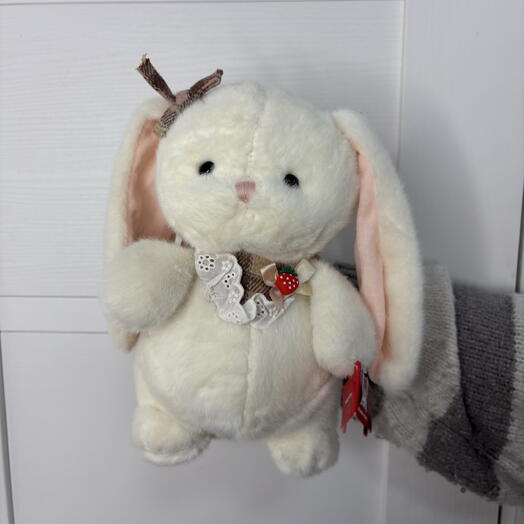 Игрушка белый зайчик с клубничкой